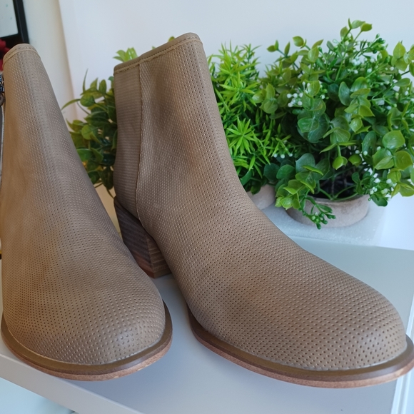 TREASURE & BOND Booties Taupe Faux Suede - Picture 8 of 12